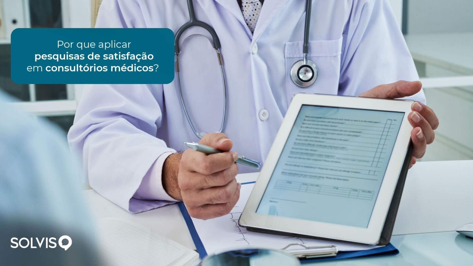 alt=médico mostrando Pesquisas de satisfação em consultórios médicos